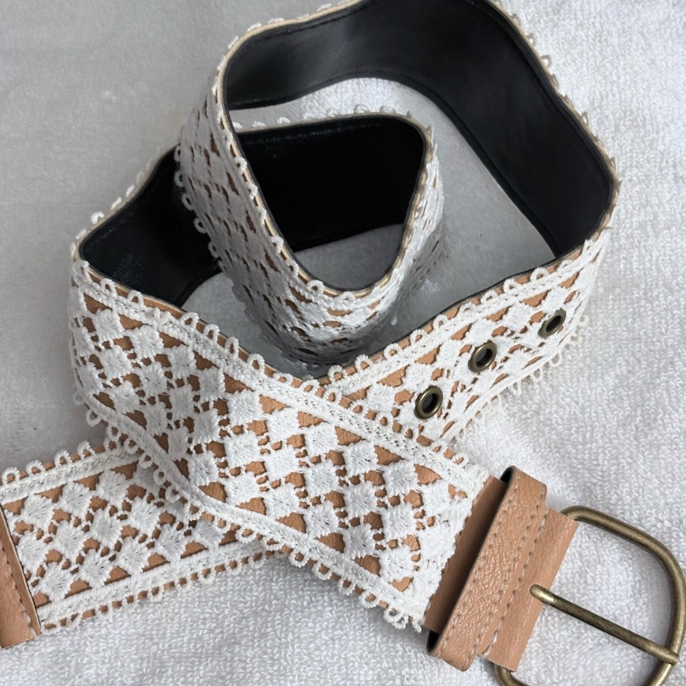 WOMENS WHITE SUPER CUTE BELT SIZE 36 INCHES SEE PICS FOR DETAILS